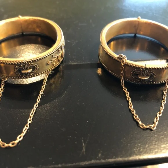 Antique Victorian Wedding Set of Ornate Matching Hinged Bangles - Picture 4 of 6